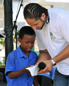 I St. Lucia, föregår vuxna med gott exempel genom att hjälpa ungdomar att använda Vägen till lycka.
